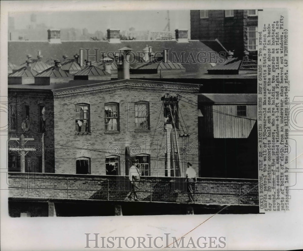 1952 Press Photo Rioting Prisoners Defy Guards at Massachusetts State Prison-Historic Images