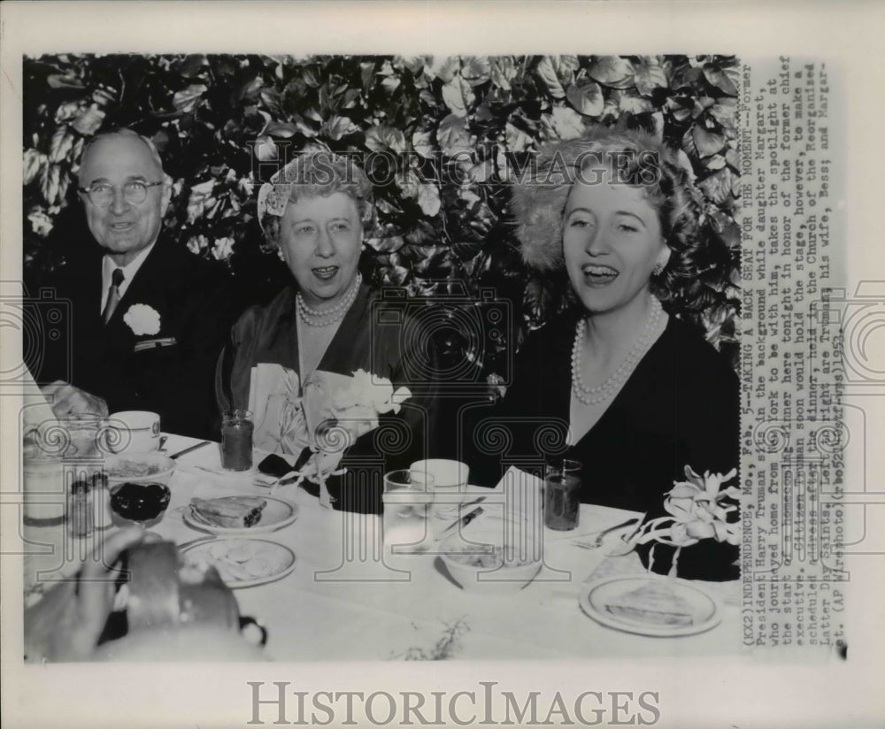 1953 Press Photo Former President Harry Truman and family at homecoming dinner-Historic Images