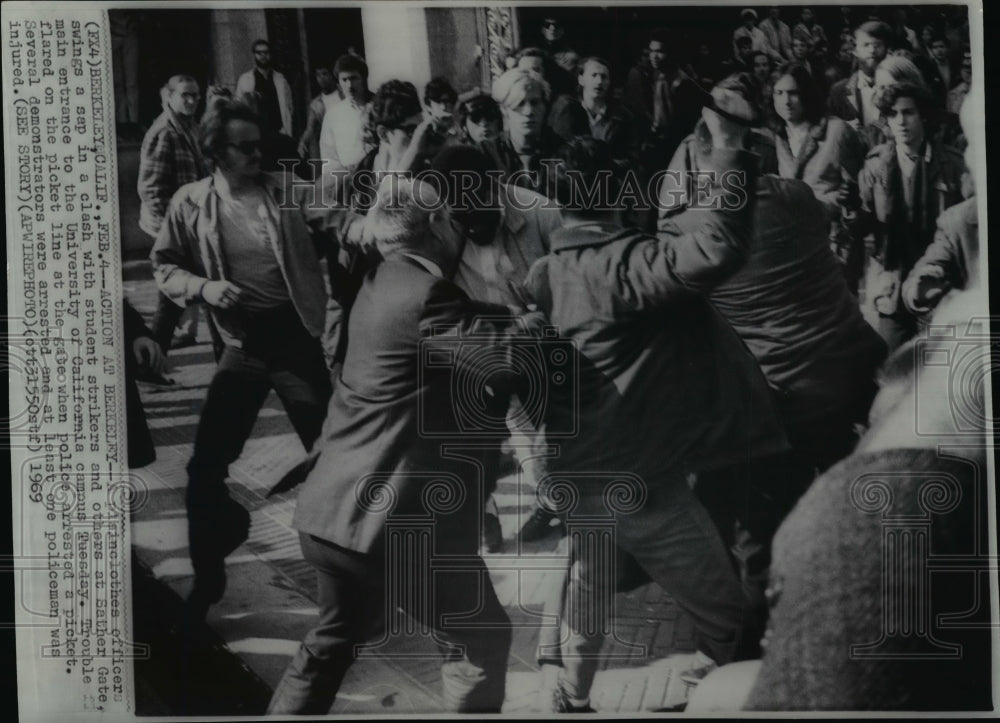 1969 Press Photo Police Clash With UC Berkley Students - Historic Images