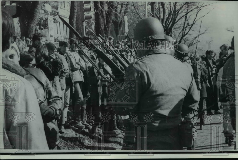 1969 Press Photo Bayonets keep University of Wisconsin students at curb - Historic Images