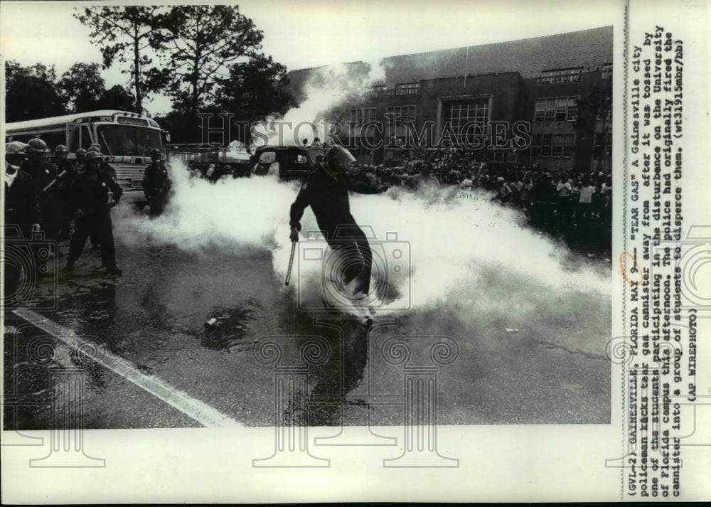 1972 Press Photo Tear Gas used in Gainsville City on Florida campus - Historic Images