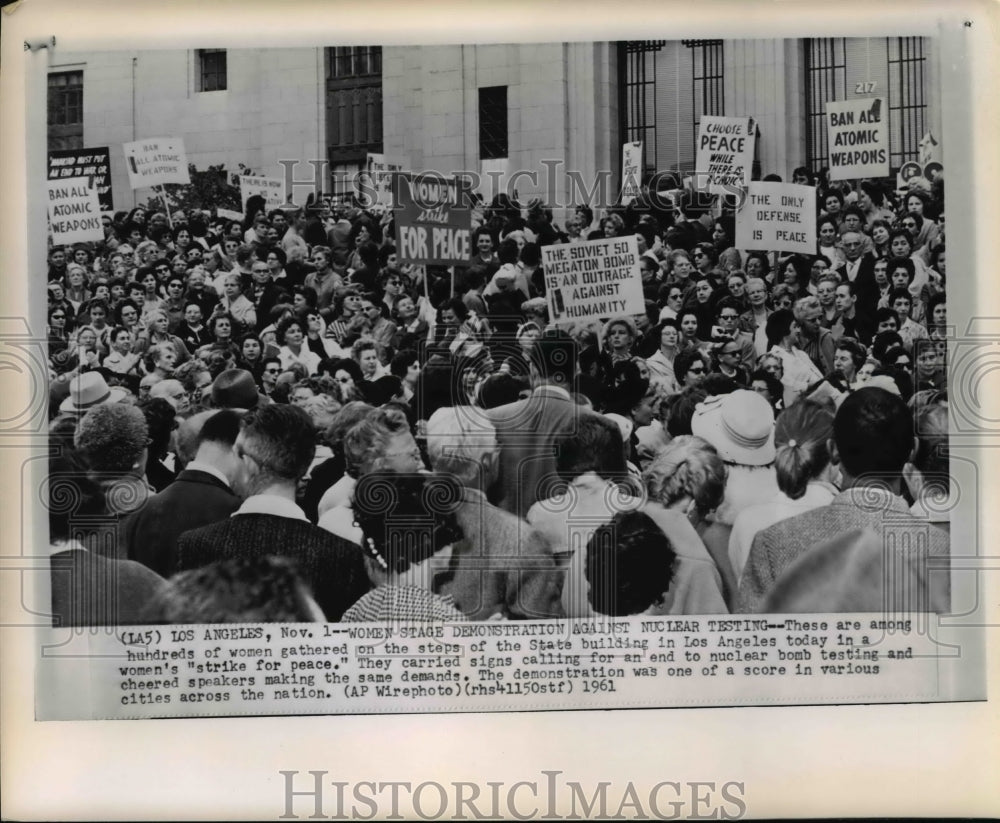 1961 Press Photo Women protesting in front of the State building in Los Angeles - Historic Images