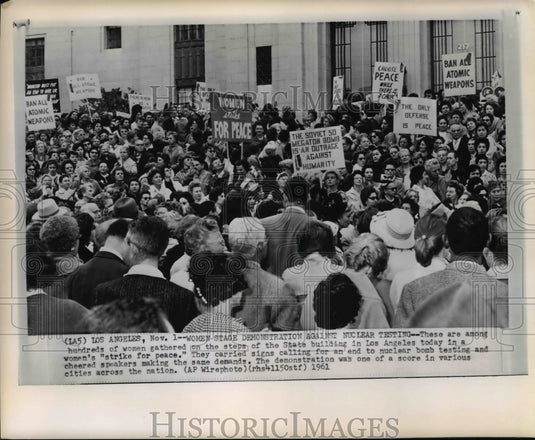 1961 Press Photo Women protesting in front of the State building in Los Angeles - Historic Images