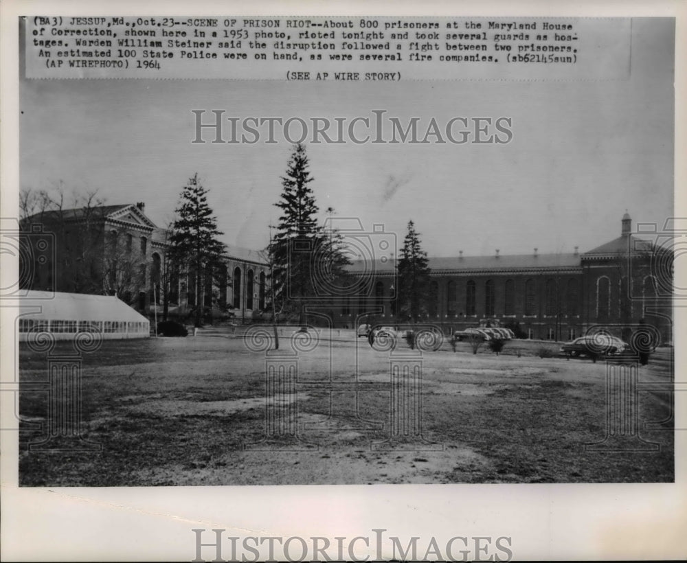 1964 Press Photo Prisoners at Maryland House of Corrections begin riot. - Historic Images