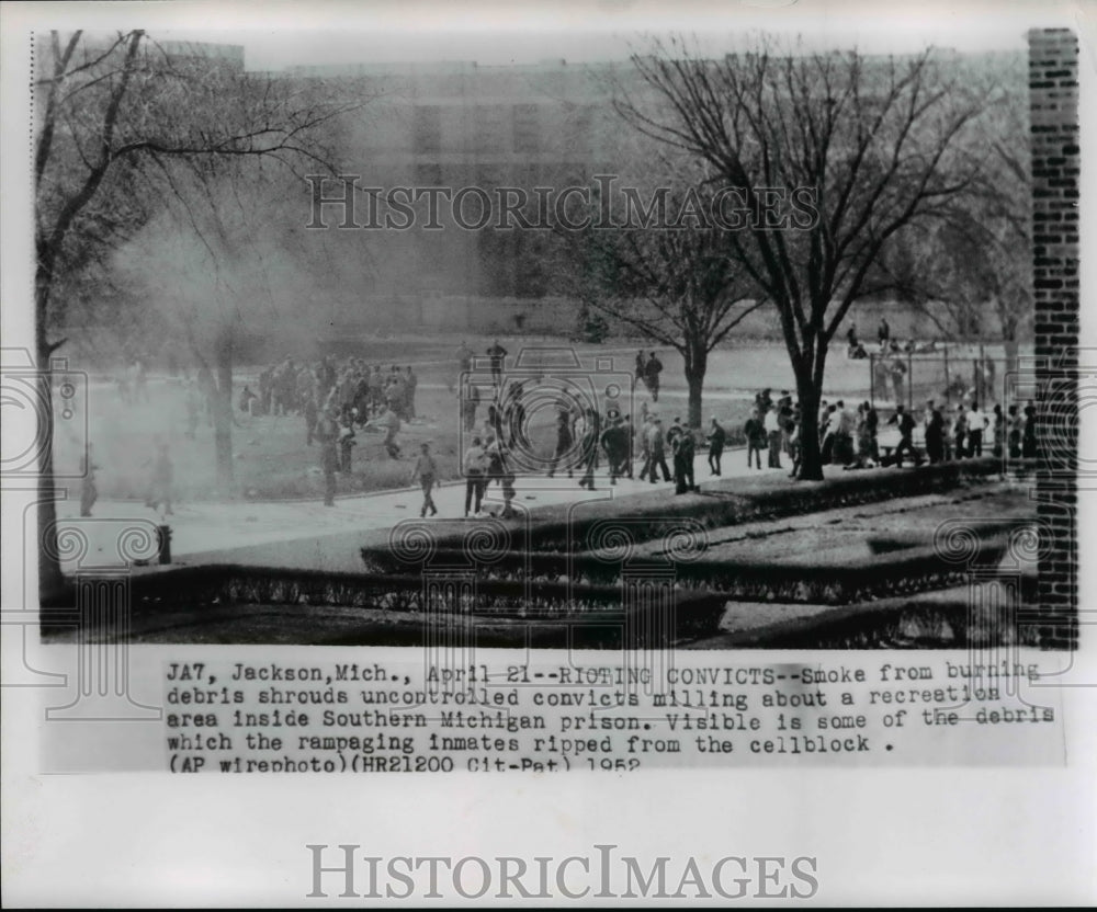 1952 Rioting convicts in Southern Michigan prison - Historic Images