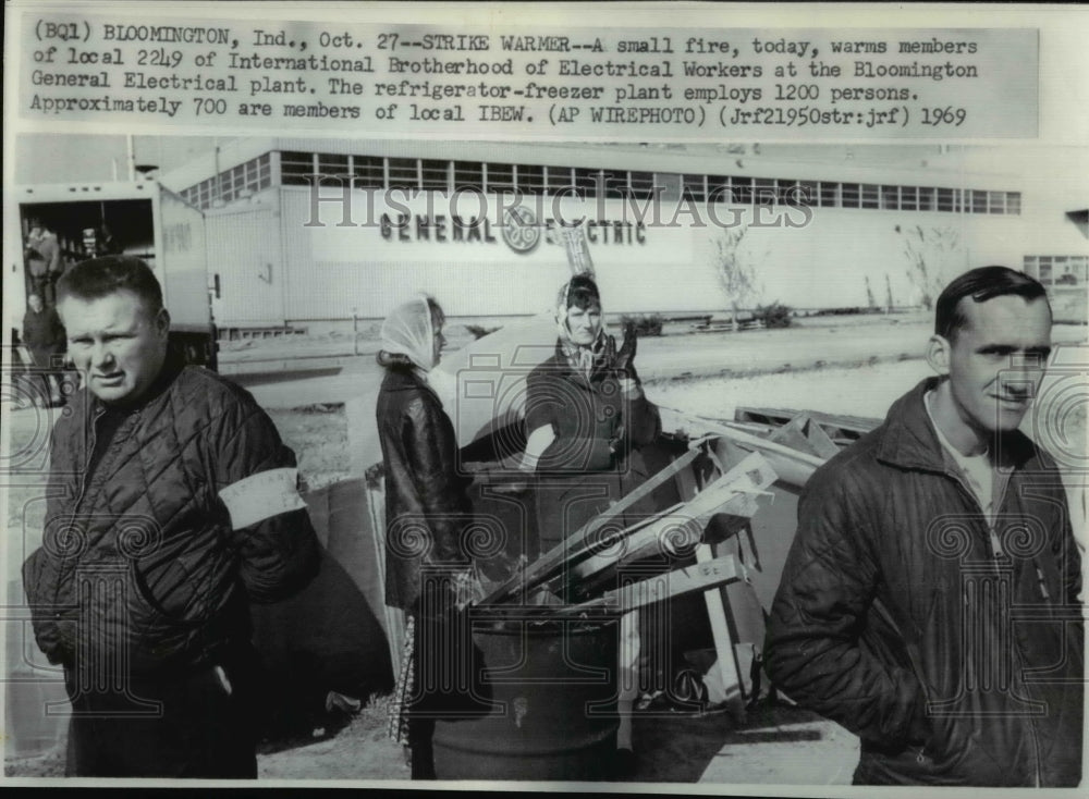 1969 Press Photo Local 2249 International Electrical plant workers after fire - Historic Images