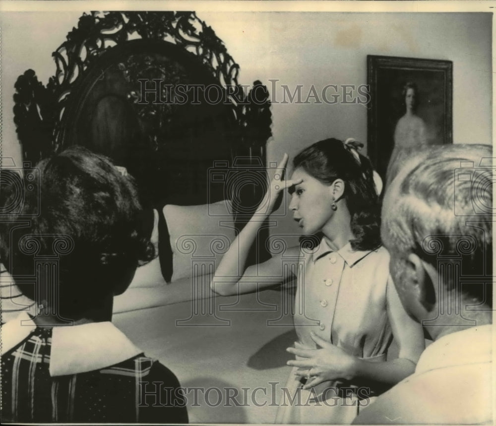 1969 Press Photo Julie Nixon Eisenhower showing Tourists Lincolns bedroom - Historic Images