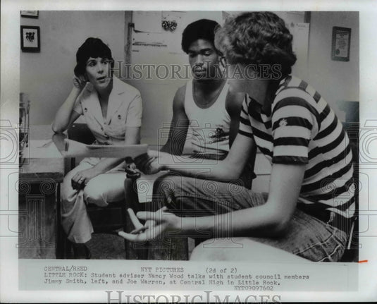 1976 Press Photo Student Adviser, Nancy Wood talks with student council members-Historic Images