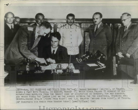 1945 Press Photo Russians and Poles Sign Pact in Moscow - cvw17910 - Historic Images