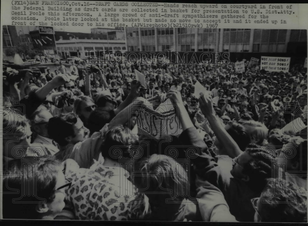 1967 Press Photo Draft cards collected in basket outside Federal Building - Historic Images