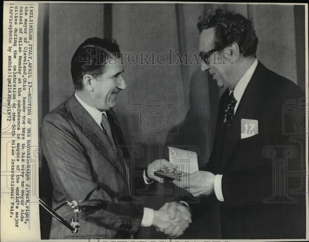 1972 Press Photo Ralph Perk Mayor of Cleveland hands keys to Mayor Aldo Aniasi - Historic Images