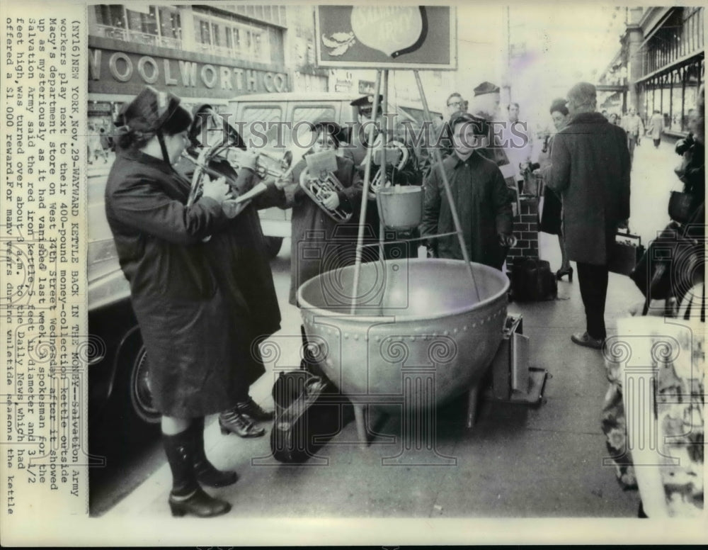 1973 Press Photo Salvation Army workers play next to money collection kettle - Historic Images