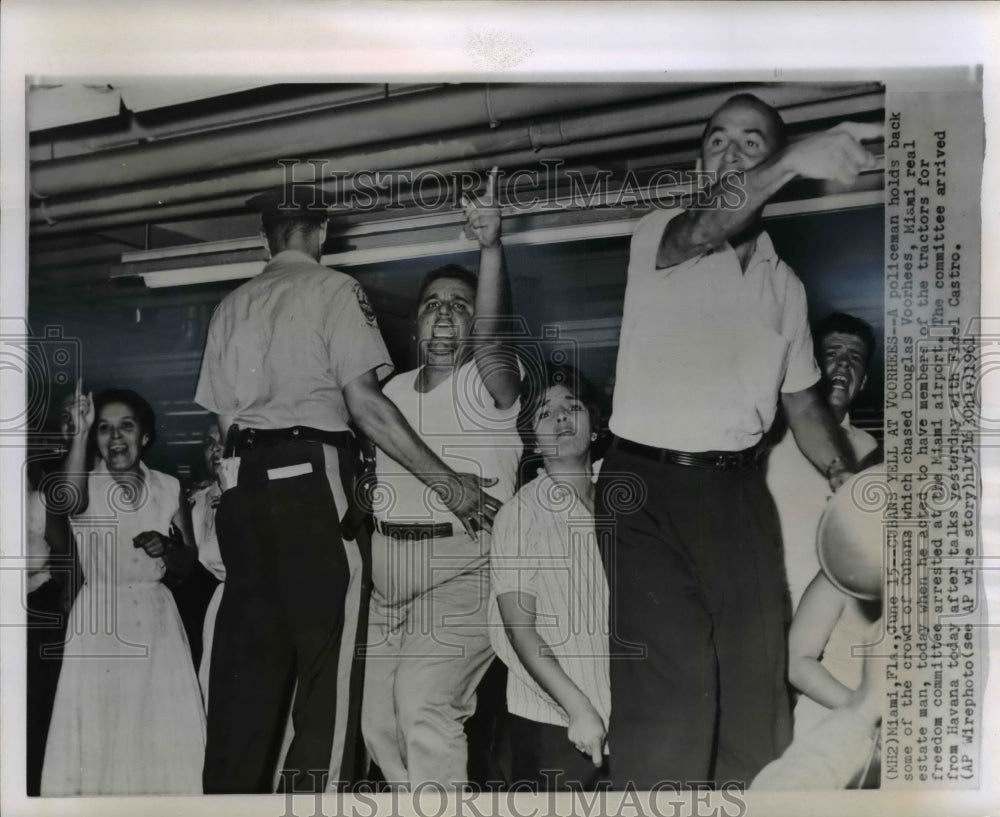 1961 Cubans Yell at Douglas Voorhees - Historic Images