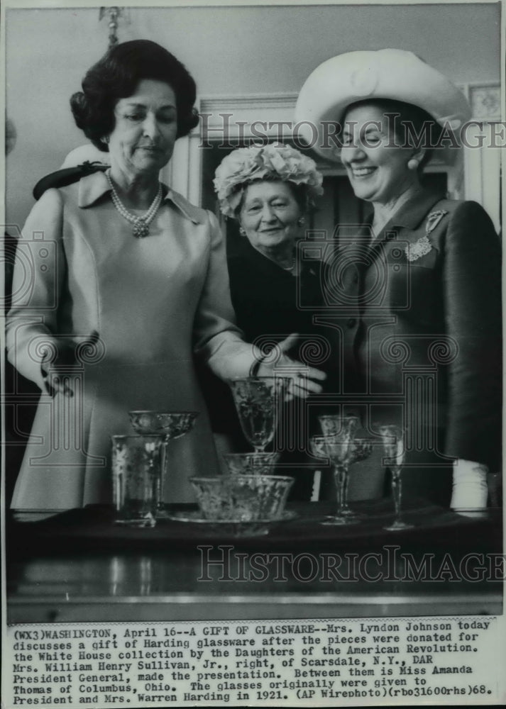 1968 Press Photo Mrs. Lyndon Johnson talking about glassware with Women - Historic Images