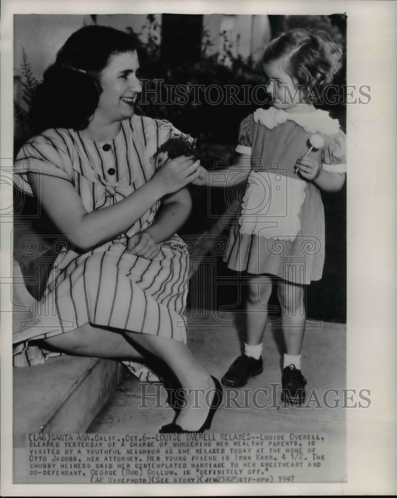 1947 Press Photo Beaulah Louise Overell, Relaxing With Youtful Neighbor - Historic Images