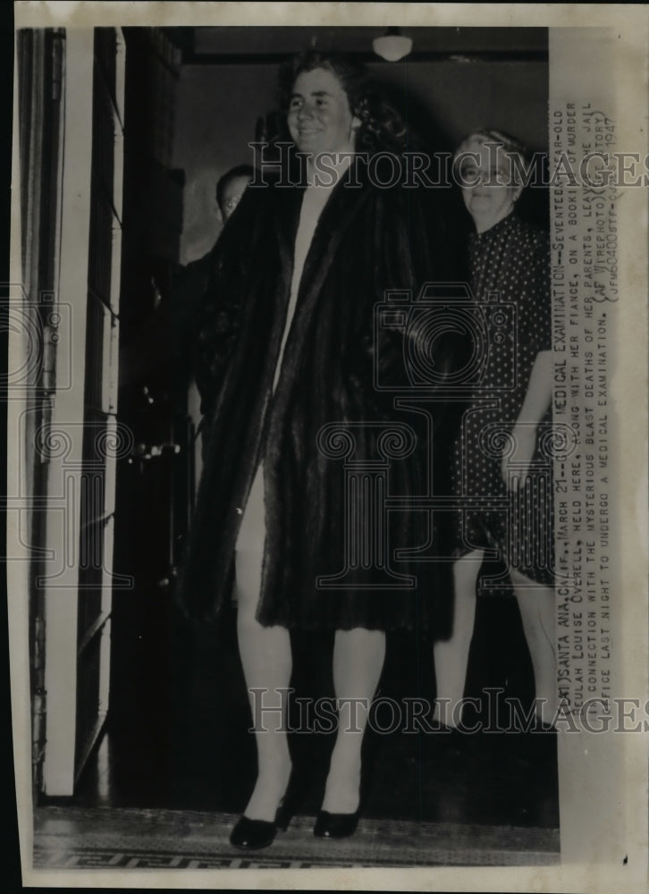 1947 Press Photo Beulah Louise Overell, Being Held On Booking For Murderi - Historic Images