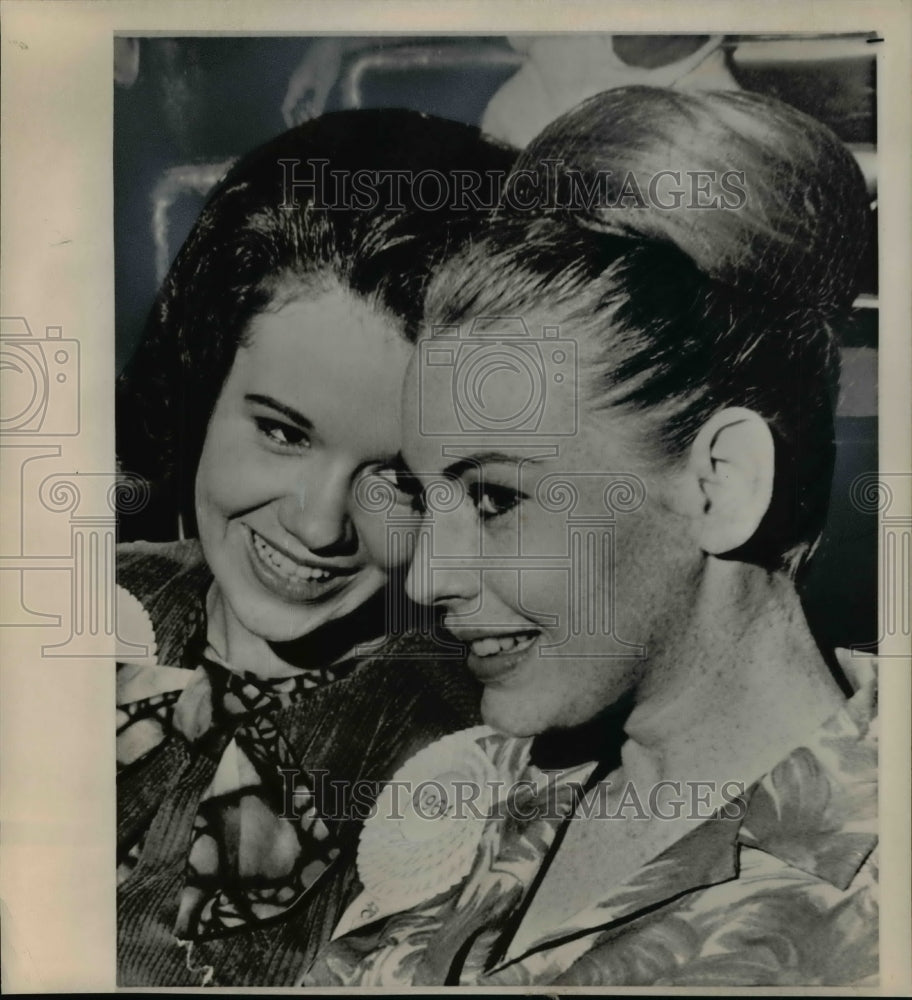 1964 Press Photo Carolyn Eddy and Sharon Savage at the rehearsal of Miss America-Historic Images