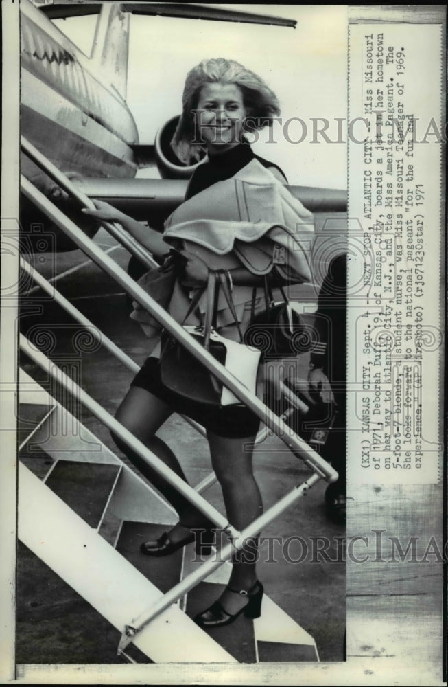 1971 Press Photo Miss Missouri, Deborah Duff, boards jet for Atlantic City N.J.. - Historic Images