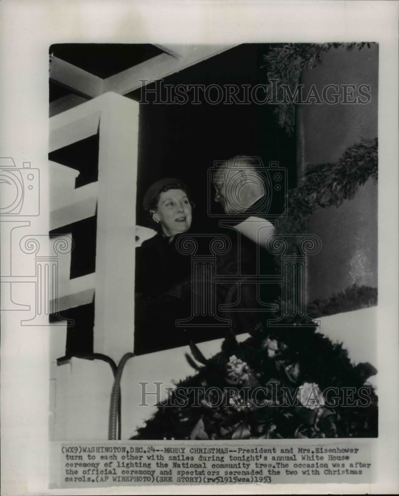 1953 Press Photo Pres and Mrs Eisenhower at the lighting ceremony in White House-Historic Images