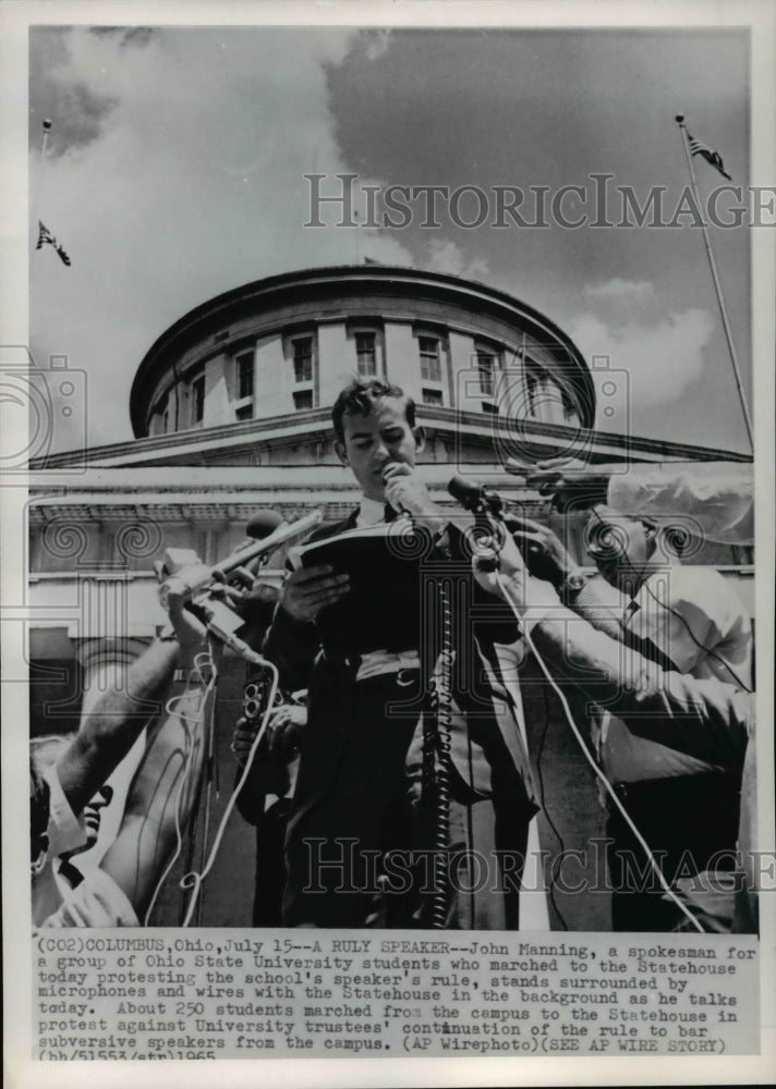 1965 Press Photo Spokesman for Ohio University talking to protesters - cvw18505 - Historic Images