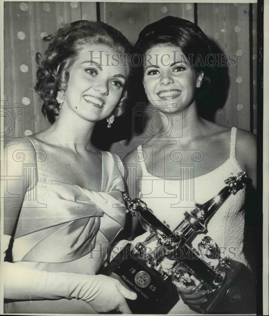 1969 Press Photo Miss New Mexico Patricia Brummett and Miss Ohio Lynn Baumann - Historic Images
