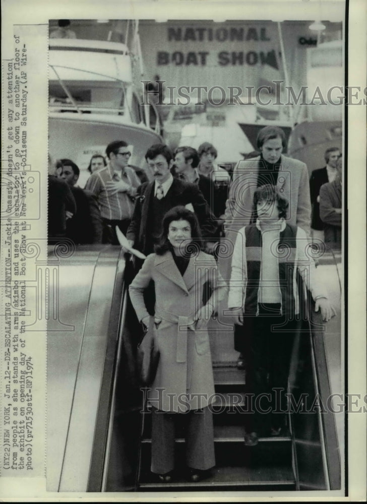 1974 Press Photo Jackie Onassis at New YAork's Coliseum National Boat Show-Historic Images