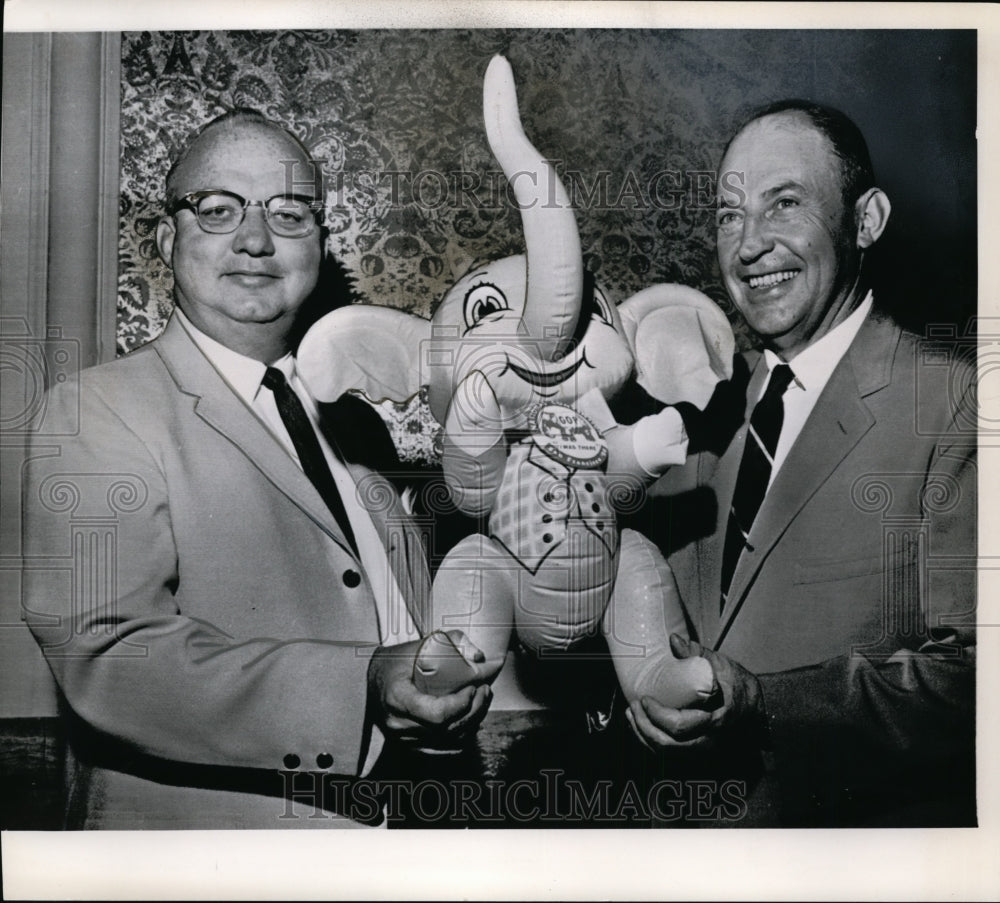 1964 Press Photo Kent McGough, William Saxbe Pose During Republican Convention - Historic Images