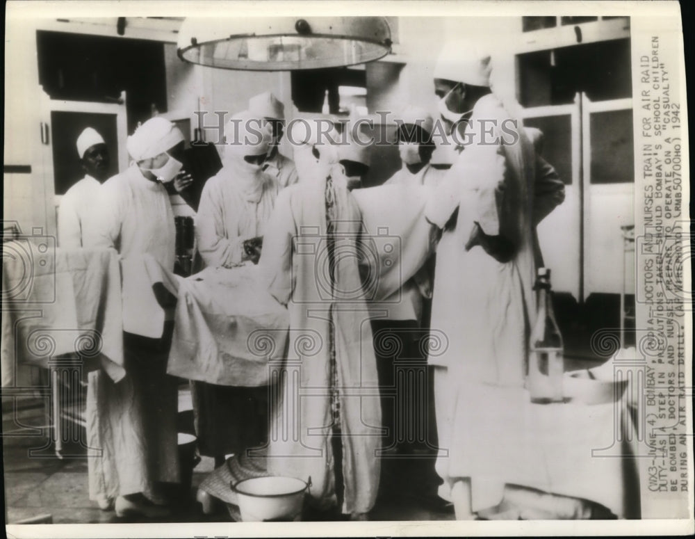 1942 Press Photo Doctors and Nurses Attend Training For Air Raid Duties in India - Historic Images