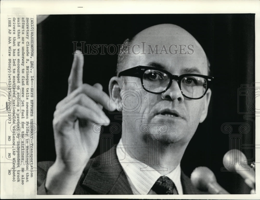 1973 Press Photo Transportation Sec. Claude Brinegar discusses airline jet fuel - Historic Images