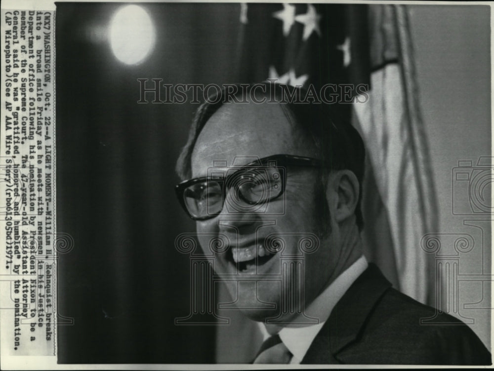 1971 Press Photo William H. Rehnquist smiling as he meets with newsmen - Historic Images