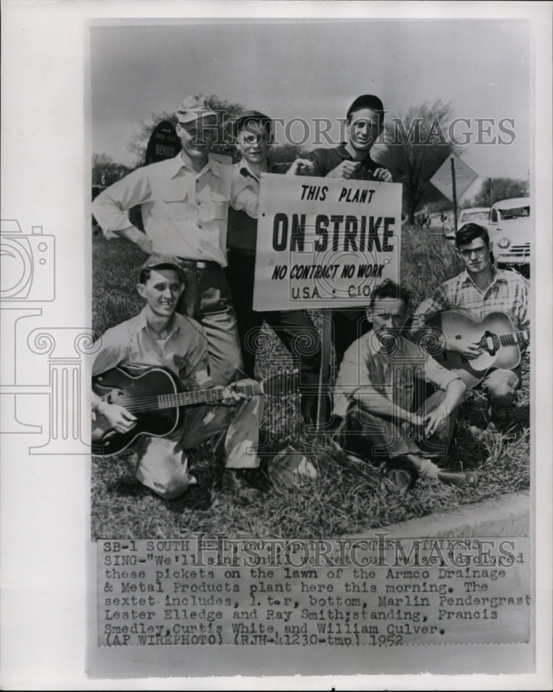 1952 Press Photo Picketers on lawn of Armco Drainage &amp; Metal Products Plant - Historic Images