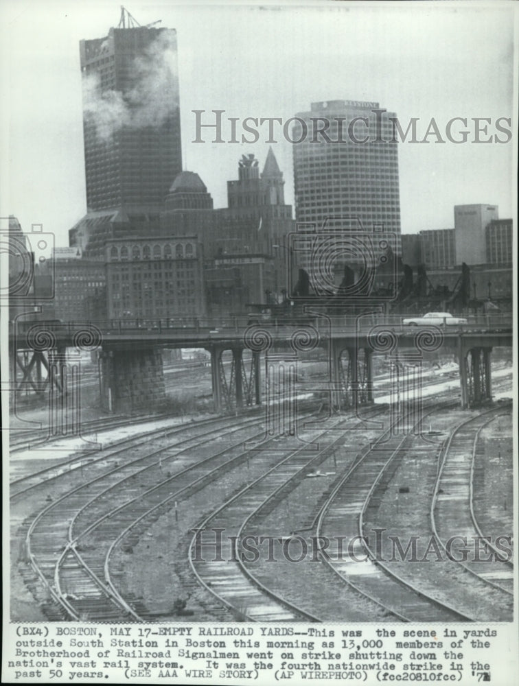 1971 Press Photo Scene during strike at South Station in Boston - cvw19195-Historic Images