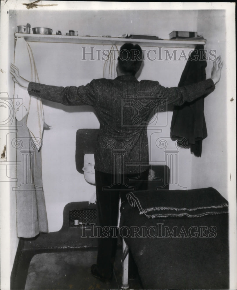 1941 Press Photo Atty. MacInnis shows solitary cell of Henri Young at Alcatraz - Historic Images