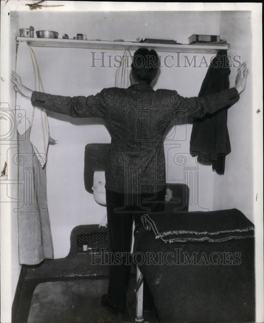 1941 Press Photo Atty. MacInnis shows solitary cell of Henri Young at Alcatraz - Historic Images