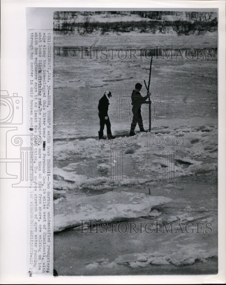 1961 Press Photo View of two youngsters on the ice-clogged Ohio River - Historic Images