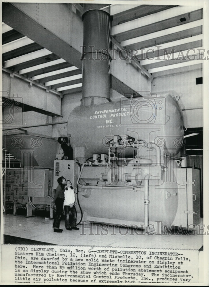 Press Photo Kim &amp; Michelle Chelton with incinerator at Int&#39;l Pollution Exhibit-Historic Images