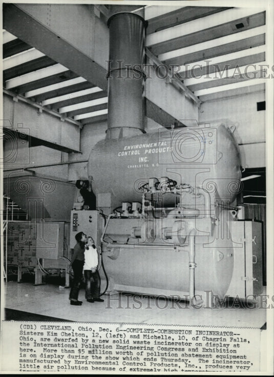 Press Photo Kim & Michelle Chelton with incinerator at Int'l Pollution Exhibit-Historic Images