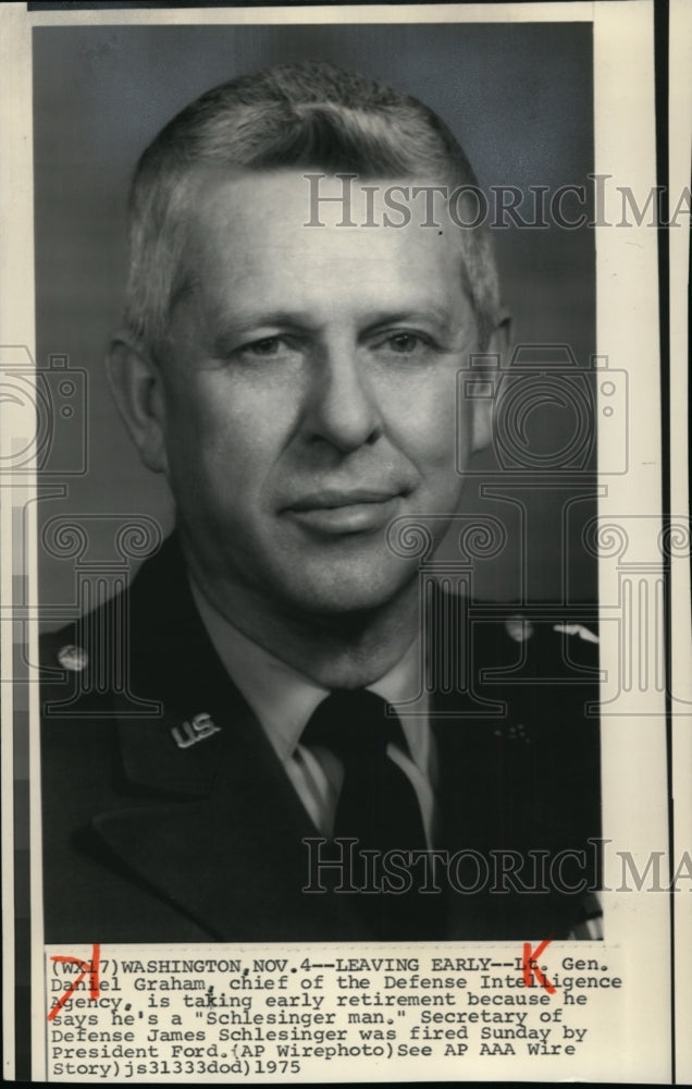 1975 Press Photo Defense Agency Lt. Gen. Daniel Graham to take early retirement - Historic Images