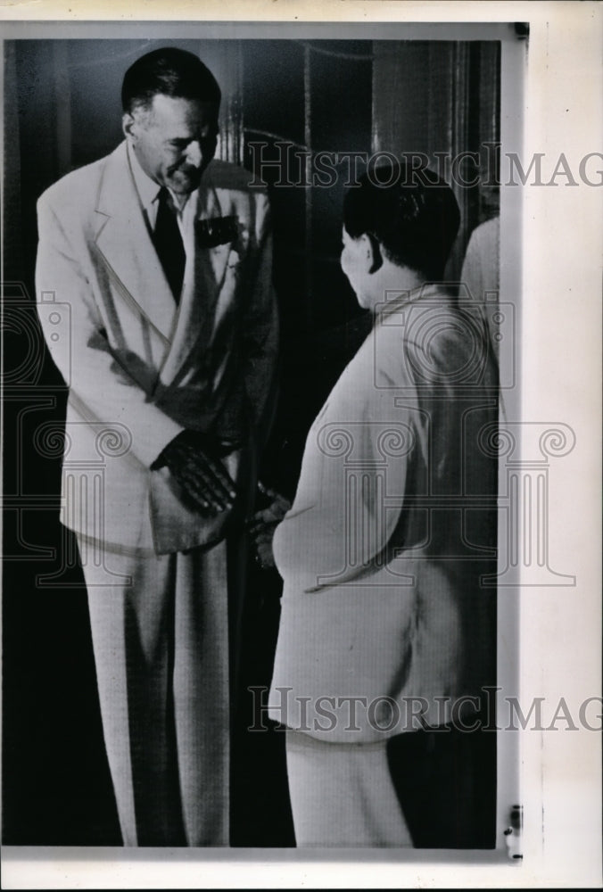 1963 Press Photo Henry Lodge shakes hands with Vietnam Pres. Ngo Dinh Diem - Historic Images