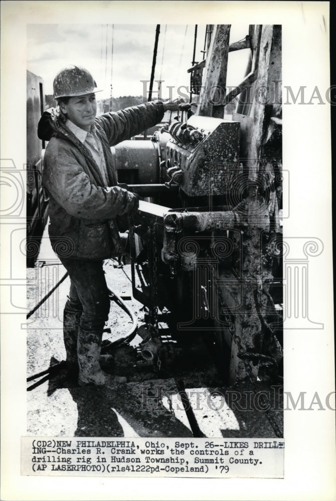 1979 Press Photo Charles R. Crank Works Drilling Rig in Hudson Township-Historic Images