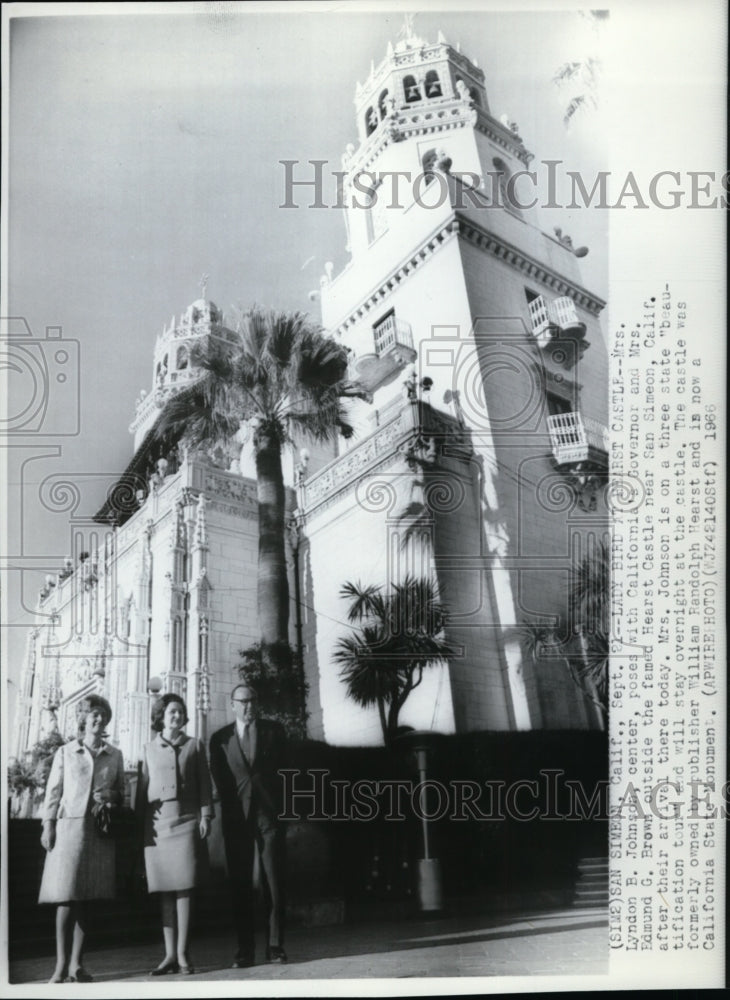 1966 Press Photo Mrs. LB Johnson &amp; others pose at Hearst Castle near San Simeon - Historic Images