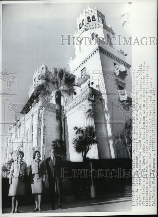 1966 Press Photo Mrs. LB Johnson & others pose at Hearst Castle near San Simeon - Historic Images