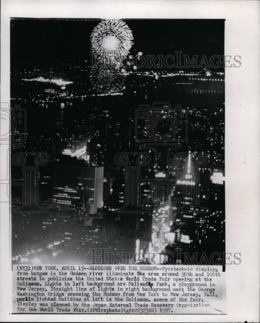 1957 Press Photo Pyrotechnic displays in Hudson river for US World Fair opening - Historic Images