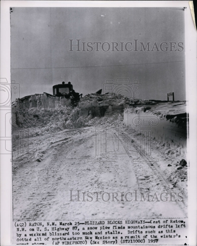 1957 Press Photo US Highway 87 was blocked with snow due to blizzard in Raton - Historic Images