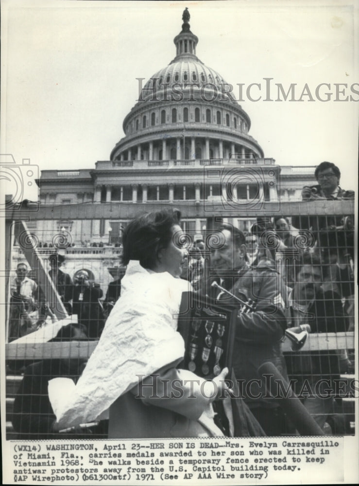 1971 Press Photo Evelyn Carrasquillo Holds Son&#39;s Medals Passed Through Marchers-Historic Images