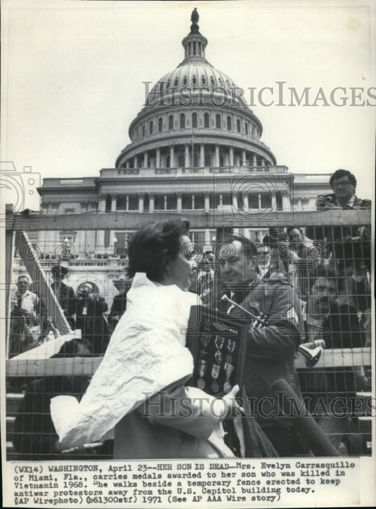 1971 Press Photo Evelyn Carrasquillo Holds Son's Medals Passed Through Marchers-Historic Images