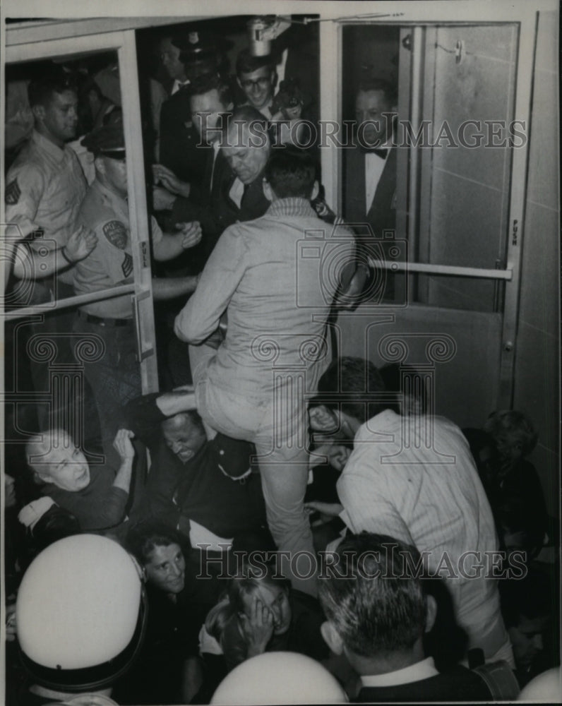 1967 Press Photo US Army inductees join anti-draft demonstrators in Oakland, Ca - Historic Images