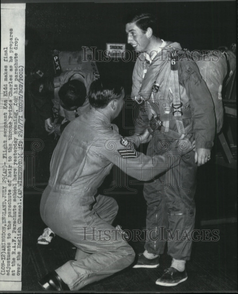 1971 Press Photo Flight sergeant Ken Kidd adjusted parachute of Prince Charles-Historic Images