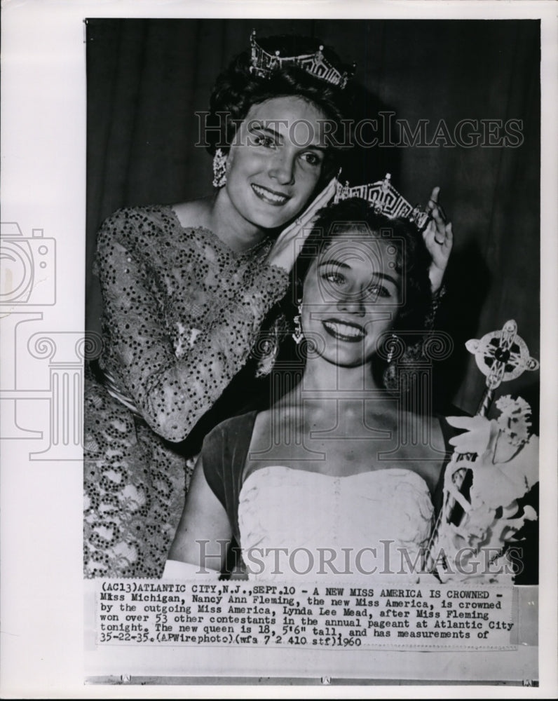 1960 Press Photo Nancy Ann Fleming crowned Ms America by outgoing Lynda Lee Mead - Historic Images