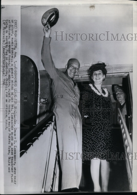 1946 Press Photo Gen. & Mrs. Dwight Eisenhower board army transport plane - Historic Images
